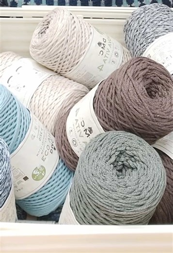 🧶✨ Si te gusta crear con tus manos, esto es para ti… Esta semana nuestros hilos de crochet están en promoción 💛 Perfectos para tus bolsos de primavera, tops, amigurumis o ese proyecto que llevas tiempo queriendo empezar. Colores preciosos, calidad increíble y ahora… ¡mejor precio! 👀 Pásate por la mercería y encuentra el hilo que hará que tu próxima creación sea aún más especial. Porque cada puntada cuenta 🪡💫 #CrochetLovers #HiloDeCrochet #MerceríaCreativa #HechoAMano #Amigurumi