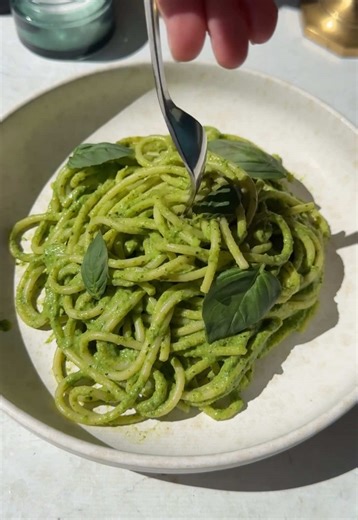 One Pot Green Electrolyte Pasta: Perfect for spring 🌱 This 20-minute pasta combines several ingredients that are helpful for brain health and migraine management, with natural electrolytes from food instead of packets. Recipe link in profile! Why is this helpful? Spinach is one of the highest natural food sources for magnesium, which helps essentially calm the brain. This is why a lot of neurologists recommend dark leafy greens for managing migraine. A low histamine alternative here would be ar
