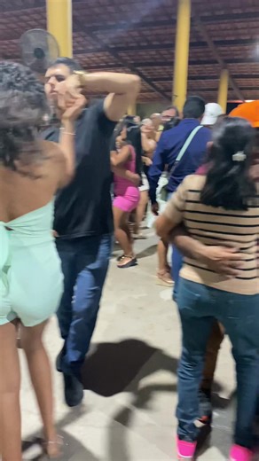 @Ossian ‎Ola tudo bem🙂👍 O sítio da vovó jóia fica em Rua araujo e silva n.1001 timbozinho Pacatuba Ceará região metropolitana de Fortaleza visitem vão ser bem vindos Todo domingo o sítio da vovó jóia abre as 12:00 com o ingresso no valor de R$20,00 o forro começa às 15:00 e vai até às 20:00 A quinta da vovó joia é um programa transmitido ao vivo toda quinta às 20:00 O responsável pela contratação de bandas Boby faixas WhatsApp 85986156779 RECLAMAÇÃO E CARAVANA DIRETO COM A VOVO 85 999897992 TA