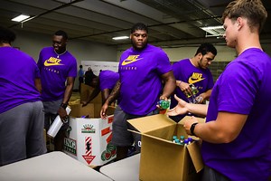 LSU football team spends day off at Baton Rouge Food Bank