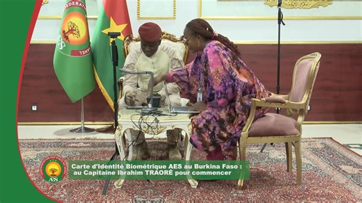 Carte d’identité biométrique AES au Burkina Faso : au Capitaine Ibrahim TRAORÉ pour commencer Le Président du Faso, Chef de l’État, le Capitaine Ibrahim TRAORÉ a reçu sa Carte d’identité biométrique de la Confédération des États du Sahel (CIB-AES), ce lundi, des mains du Ministre de la Sécurité. A l’issue des différentes étapes d’enrôlement pour l’obtention de ce document d’identité de l’espace communautaire AES, le Chef de l’État est désormais détenteur de la carte biométrique AES. L’enrôlement