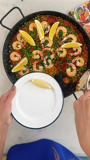 All the flavour of paella… baked and weeknight easy 🙌 Who will you be sharing this Prawn & Chorizo Paella Bake with from SkinnyMediterranean? 📲 Want the full recipe list & shopping tips? Comment CONTENTS #thermomix #glutenfree #dairyfree | Nikalene Riddle