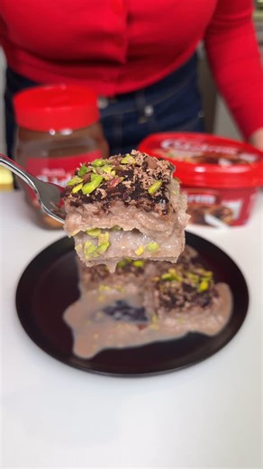 Buse Zeynep on Instagram: "Çokokrem’li Soğuk Baklava | Lezzetli ve çok pratik🤌🏼 En tatlı Ramazanlar, Çokokrem’le başlar❤️English ⬇️ #işbirliği Malzemeler; 7-8 adet güllaç yaprağı 2 dolu yemek kaşığı Çokokrem 1 litre süt 1 yemek kaşığı şeker (isteğe bağlı) Antep fıstığı Kakao / Pudra şekeri karışımı Rendelenmiş çikolata Yapılışı; Süt ve Çokokrem’ i sos tavasına al ve Çokokrem eriyene kadar karıştır. Ilıyan sütü kat kat güllaç yapraklarının her yerini kapyalacak şekilde ıslat. 5. kattan sonra ar