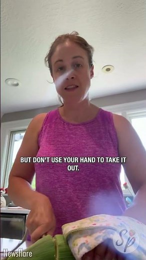 The Easiest Way to Shuck Corn – Microwave Hack You’ll Wish You Knew Sooner!