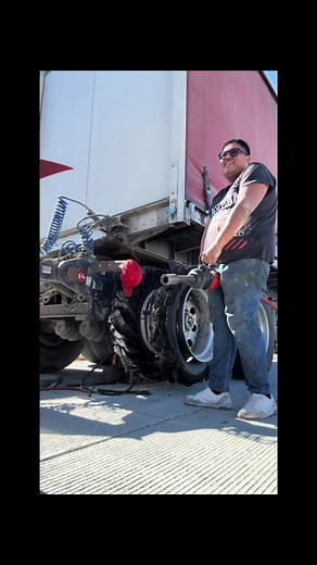 Servicio y llantas para tráiler de 40 toneladas