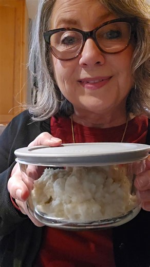 Ok I love potato cakes but these won me over. Not your typical southern potatoe cake. These pitatoe cakes take leftover mashed potatoes, White Lily A/P flour, garlic powder, Old Bay Seasoning and Montreal Steak Seasoning. The video shows you takes the mashed potatoes and form a think patty. Coat them in all the seasonings on both sides and then coat them in the flour. Fry in a skillet until the outside is brown and crispy and the inside is tender and soft. Delicious! Will you try these? #homemad