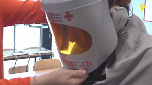 10K views · 97 reactions | Quelque 120 auxiliaires de santé sont formés chaque année par le centre de la Croix-Rouge à Martigny. Pour faire connaître cette formation essentielle, le centre organisait aujourd'hui des portes-ouvertes. Et pour comprendre le métier, les visiteurs étaient notamment invités à se mettre à la place de personnes à mobilité réduite. | Canal9 | Facebook