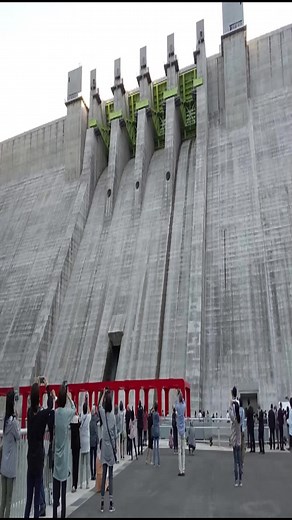 ダム放水の瞬間を捉えた絶景