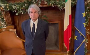 Auguri a tutti voi per un sereno Natale. Un anno strepitoso. Tanto lavoro e tanta fatica, ma con la partecipazione fondamentale, da protagonisti, degli italiani, che hanno fatto tutto il loro dovere e anche di più. Un sentito grazie. Auguri a tutti noi. Buona fortuna a questo straordinario Paese che è l’Italia 🇮🇹🎄 | Renato Brunetta