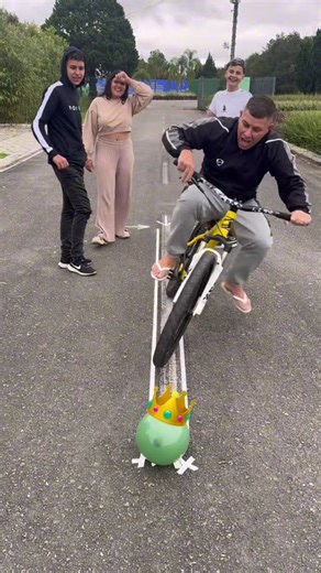 Desafio de estourar o balão com a bicicleta 🚲