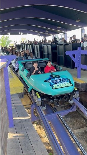 Everyone hype for 25 years of Phantom’s Revenge! #themepark #amusementpark #rollercoaster #coaster