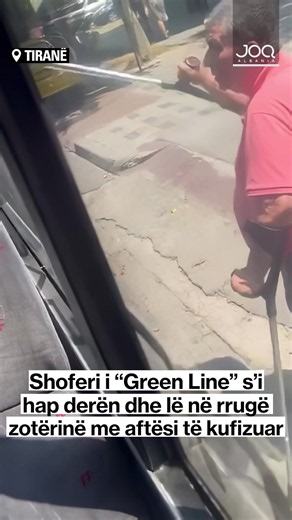 Një video tepër shqetësuese ka mbërritur në redaksinë e JOQ Albania, duke rikthyer në vëmendje një tjetër rast të rëndë që ngre pikëpyetje serioze mbi sjelljen dhe përgjegjshmërinë e shoferëve të kompanisë së autobusëve Green Line. Në pamjet e publikuara shihet një qytetar i moshuar, me aftësi të kufizuara dhe në gjendje të rënduar fizike, i cili mezi i afrohet autobusit për të udhëtuar drejt destinacionit të tij. Me paterica në dorë dhe në kushte të vështira lëvizjeje, ai përpiqet të sinjalizoj