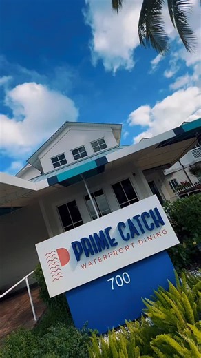 Eat Local Florida | Your Local Food Guide on Instagram: "📍 Prime Catch – Boynton Beach, FL We love a night on the water — and Prime Catch delivered ✨🌊 Locally owned since 2004 and still one of the best spots to kick back with fresh seafood, gorgeous views, and a cocktail (or three 😉). We had such a great time here! What we dove into 👇 🦀 Kataifi-Crusted Jumbo Lump Crab Cake — crispy, crabby perfection 🦪 Signature Prime Platter — oysters, shrimp, ceviche & tuna poke = dream team 🥣 Blue Crab