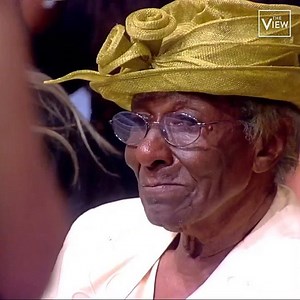 Whoopi Goldberg spotted 86-year-old Pastor Idella Randolph in our audience and made sure to say hello — even giving her a signed copy of her new book. 💕 | The View
