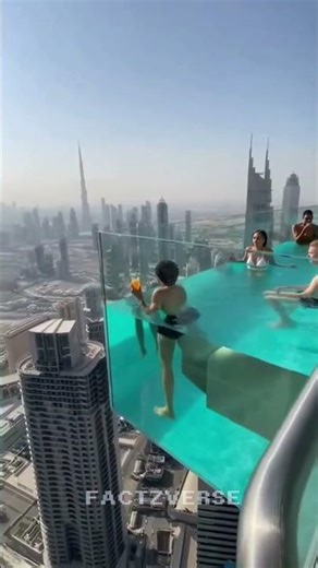 आसमान में बने Infinity Pool से फिसल जाएँ तो क्या होगा?