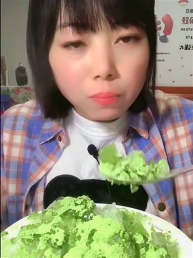 Crunchy Ice Eating with Matcha Powder