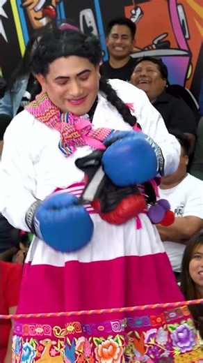 Chili forgets her gloves in the middle of a fight 🥊