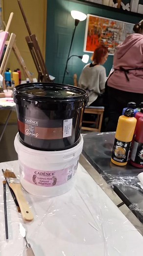 ✨ De ce iubim textura impasto? Pentru că e artă pe care o poți simți. Fiecare mișcare de așezare a pastei creează relief, adâncime, poveste. E ca și cum ai sculpta! Există ceva unic în felul în care textura prinde viață... 🎨 Simte arta cu tehnica impasto, alături de noi!✨ #impasto #melindadecorart #artădinsuflet #pictura #exprimătecreativ #cursmelindadecor | melinda.art