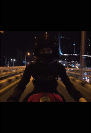 Warming up a motorcycle before riding is important to ensure the engine runs smoothly and lasts longer. When the engine is cold, the oil is thicker and takes time to circulate fully. Warming up ensures the oil reaches all necessary components, reducing wear. A cold engine operates less efficiently and can wear out faster if you rev it hard immediately. Cold engines also need a richer fuel-air mixture, and warming up helps normalize this, reducing excessive fuel consumption. It prevents engine st