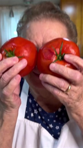 Nonna Pia cooks up an easy to make tomato speciality 🍅 👵 🇮🇹 #nonnapia #oldschoolitalian #homecooking #madewithlove | Nonna Pia