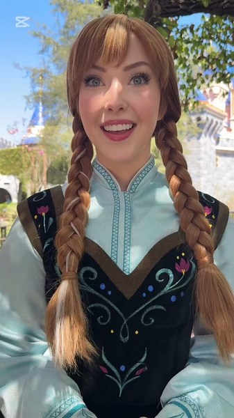 Princess Anna at Disneyland😍...#frozenmovie #princessanna #elsa#disneyland