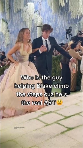 Who is the guy helping Blake Lively climb the steps cuz he's the real ART 😩