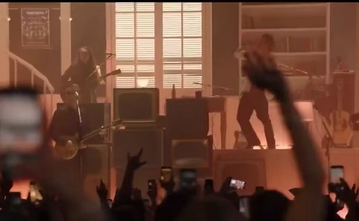 robbers live at MSG #the1975live #the1975 (credit @/ahsjesse on twitter)