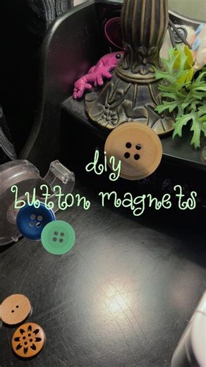 making diy button magnets!