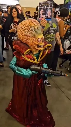 ACK ACK ACK!⁣ The Mars Attacks Martian roamed the Monsterpalooza 2025 showfloor!⁣ *Makeup by: @MissGoryFX & @JenniferCorona for @DyadMUFX @DyadPro •Modeled by: @william_1030 • Video by: @FreddyProps⁣ ⁣ Monsterpalooza RETURNS to The Pasadena Convention Center MAY 29th – MAY 31st to Celebrate the Art of Monsters & Movie Magic with Over 450 Exhibitors, Monster Museum, Special Guests and much more!⁣ ⁣ Early bird discount tickets go on sale November 1st! ⁣ Join our mailing list for early reveals and 