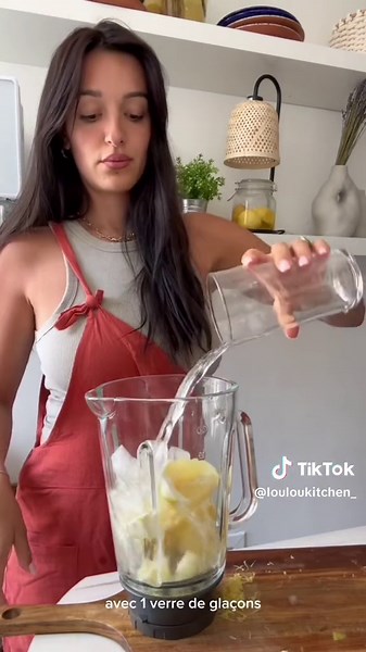 CITRONNADE 🍋 Ingrédients : 5 citron sans la peau 120g de sucre 1 verre de glaçon 2 grands verre d’eau ( en tout 500ml) 2 grands verre de lait ( 500ml ) Un peu de basilic 1/ découpez la peau des citron et récupérez l’écorce d’un d’eux 2/ajoutez les citron dans un blender avec le sucre le basilic et un verre d’eau. Mixez 3/ filtrer le mélange et retransferez dans le blender et cette fois ci ajoutez les deux verre de lait, le verre d’eau restant, l’écorce et mixez Servir bien frais #citronnade