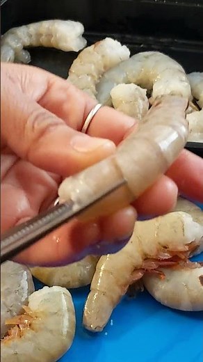 How to Peel Shrimp with Scissors #CookingTutorial #QuickCookingTips #SeafoodPreperation #ChefTips