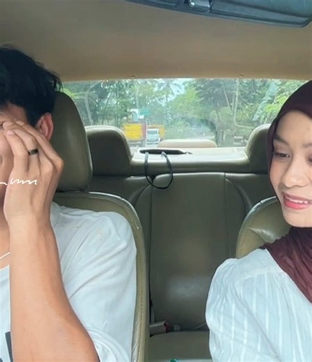 Kombinasi Jeans dan Baju Putih untuk Gaya Santai