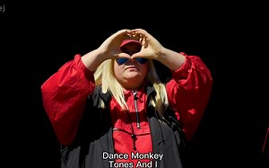 Tones and I跳舞的猴子《Dance Monkey》超嗨现场Live[中英字幕]