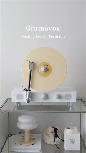 Nov.24_ Floating Record Turntable 終於找到！！！ 可以同時滿足展示和播放的黑膠唱片機✨ 這次開箱得是Gramovox的直立式黑膠唱盤 從設計上調整讓黑膠不再只是水平播放 也能如同音樂般漂浮於空中☁️ 有著喜歡搜集特殊膠面小興趣的我 最吸引我的當然是直立式的設計 之前平放播放時較難欣賞膠面 也不太敢直接把膠面打開直立展示 Gramovox算是實現了對黑膠唱盤機的終極想像😊 原本也會擔心直立式旋轉播放會不夠穩定傷到黑膠 還好這台使用動態針壓(Tracking Force）設計 能使針壓穩定不飄、減少唱片磨損 目前使用下來轉動狀態很穩定、 放唱臂的時候也會有一小段自動化不會傷到黑膠 除了是黑膠播放器他也可以是藍牙音響 內建 4 吋釹磁低音單體 雙 25 格高音單體的立體聲組合 音源輸出也支援RCA 輸出及3.5mm 耳機輸出 可以支援不同用途及情境下的播放 ＊因為音源會有版權問題想要了解播放音質可以到限時動態精選觀看喔！ 如果你也想要把喜歡的黑膠展示出來 留言『黑膠』我傳連結給你✨ 🛍️偶的折扣碼 輸入『SU400』折$400元 小小補充一些大家會在意的