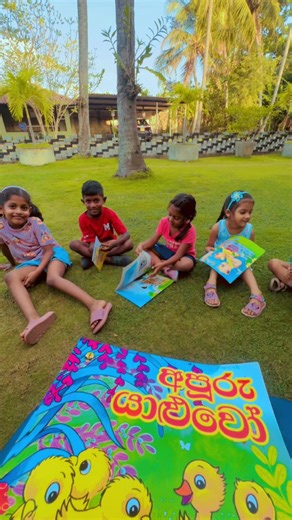 අද අපේ කතන්දර හැන්දෑව.... 😍 📚 පන්ති කාමරේට කොටු වෙලා බිත්ති දිහා බලන් ඉගෙන ගන්නවට වඩා ගැඹුරක් මෙතන තියෙනවා. 🏫 අවධානය වෙනතකට යොමු කරවන්න පරිසරයෙන් හරි හරි අපූරු උත්තේජනය පුංචි පැටවුන් වෙත එවනවා.... 🫢 සුළඟට හෙලවෙන ගස් කොළං, ඒවයෙන් වැටෙන් කොළ, මල්... 🌴🍃🌸 හිටිහැටියේ කෑ ගහගෙන කාක්කෝ....🐦‍⬛ පේළියට ගමන් කරන කූඹි.....🐜🐜🐜🐜 මේ ඔක්කොම අස්සේ හික්මීමෙන් මගේ කටහඬට දරුවෝ අවනත කර ගන්න එක හිතනතරම් ලේසි නෑ. 🫣 ඒත්.... හිතන තරම් අමාරුත් නෑ 🥰 🌸 Learn With Malsha Teacher 🌸 #learn_with_malsha_teacher #