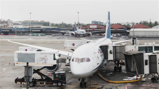 WATCH: 2 Flyers' Unusual Plea on Delhi-Mumbai SpiceJet Flight Disrupts Passengers