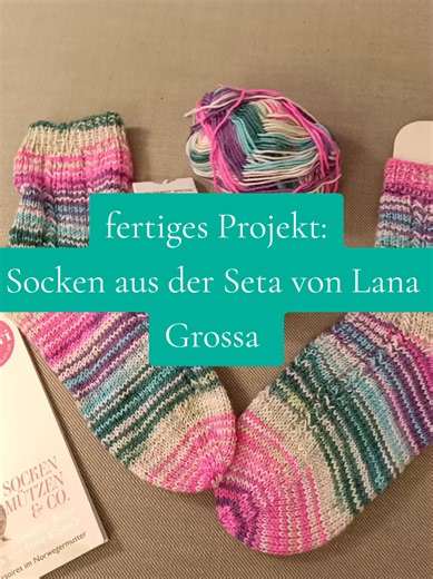 Das nächste Paar Socken ist fertig - das Garn ist einfach ein Traum: butterweich floss es förmlich über die Nadeln. 🤩❤️🧶 🧶 Garn: #meilenweitspecialseta von #lanagrossa in der Farbe 3179 🧶 gekauft: bei Müller 🧶 Anleitung: Lana Grossa Meilenweit Ausgabe 6 Model 10 🧶 Größe: 36/37 #stricksocken #sockenstricken