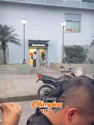 En plena quincena, un hombre en Cali se volvió viral tras aparecer en video retirando dinero del cajero automático… pero con “seguridad extra” incluida. 👀💰 La escena desató risas en redes, aunque también refleja una realidad: muchos ciudadanos sienten preocupación al momento de hacer transacciones bancarias. Entre humor y prevención, el clip ya suma miles de reproducciones. Porque en quincena… ¡mejor prevenir que lamentar! 😅 #cali #cajero #quincena #humor #curioso