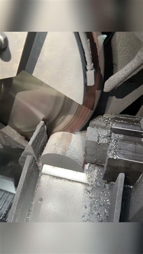 Corte de Metales Industrial: Proceso de Mecanizado de Precisión con Sierra Circular