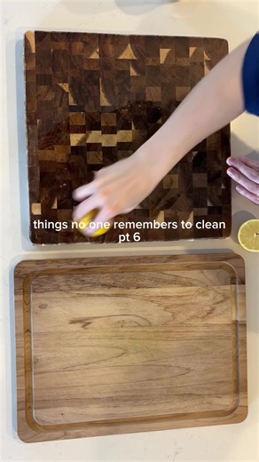 Here’s how to clean a wooden cutting board — save this for later 🤍 • Lemon salt to deodorize • Baking soda scrub • Rinse & dry completely • Finish with mineral oil ✨ #CleanTok #SatisfyingCleaning #CleaningMotivation #CleanWithMe #CleaningHacks #DeepClean #BeforeAndAfter #CleaningTips #CleanHouse #TidyTok #RestockTok #SpeedClean #OrganizeWithMe #SparklingClean #Disinfecting #DeclutterWithMe #CleanAesthetic #CleaningRoutine #CleanHomeHappyHome #HomeCareTips #FYP #ForYouPage #TikTokMadeMeDoIt #Vir