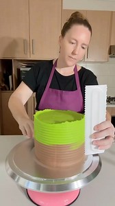 Simple Minecraft Cake 💚 I love this design and I love when I nail the pitch for the kids, they are extra excited and that just makes me smile 😊 What does everyone think of this design? #cake #food #birthdaycake #cakedecorating #minecraft | Stacey Bakes Cakes