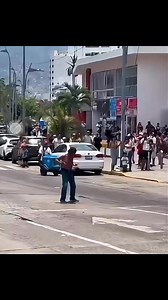 El famosisisimo Cruz de Acapulco haciendo su show Azteca en el mero desfile de los globos. | El Azteca