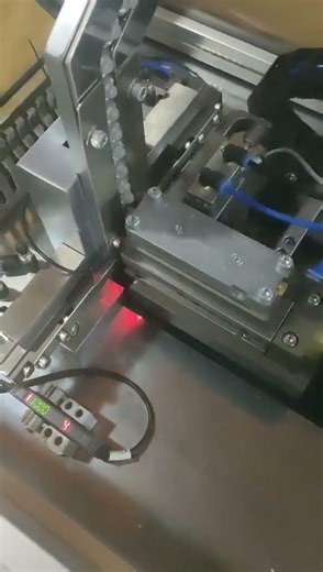 Flat-bottomed perfume spray pump dip tube fitting machine