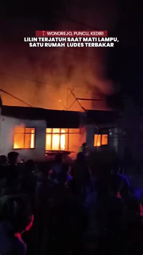 WASPADA! LILIN JATUH KE KASUR SAAT MATI LAMPU, RUMAH DI PUNCU LUDES TERBAKAR 🏠🔥🚒 ​Musibah menimpa warga Dusun Lestari, Desa Wonorejo, Puncu pada Senin malam (9/3). Sebuah rumah hangus terbakar diduga akibat lilin yang terjatuh saat pemadaman listrik. ​Kronologi Kejadian: 📍 Penyebab: Lilin yang dinyalakan saat mati lampu jatuh ke kasur tanpa diketahui pemilik rumah. Api langsung menyambar seisi ruangan. 📍 Respon Cepat: 2 Unit Damkar Pos Pare dikerahkan dan berhasil menjinakkan api sekitar pu