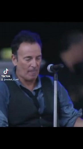 Bruce Springsteen & The E Street Band - Because The Night #Live #music #rock #hardrock #americana #heartlandrock #poprock #brucespringsteen #estreetband #theboss #usa #rockoli_n_roll #rocknroll #classic #video #musicisoxytocin #rockolclassic #rockoliandroll #rockolinroll | RocKoli ‘n’ Roll