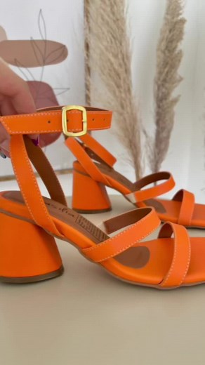 Combina tus tacones naranjas con estilo único