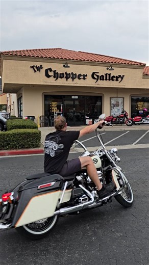 2020 ROADKING KUSTOM CALI KUSTOM PAINT BARS CHROME FORKS LACED CUSTOM WHEELS WHITEWALLS SEAT STRETCH BAGS LIGHTING FISHTAILS Just completed ,21k mi , $18.7 TheChopperGallery.com 17 years / 7 days a week (951)699 9090 #roadkingnation #roadking #rider #lowrider #lowriderbikes #viclastyle #motorcyclesofinstagram #instamoto #harleyroadking #instamoto #baggernation #roadkingmafia | The Chopper Gallery Inc.