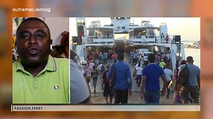 Attoumani Harouna, guide à Mayotte, nous retrace l'histoire de la barge reliant Petite Terre à Grande Terre. Ce moyen de transport indispensable à la vie des mahorais acceuille pas moins de 12 000 passagers par jour ! | C pas si loin