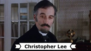 Heute wäre der 99. Geburtstag des britischen Schauspielers † Christoper Lee (eigentlich Sir Christopher Frank Carandini Lee). Geboren am 27. Mai 1922 in London und gestorben am 7. Juni 2015 ebenda. Christopher Lee hat in seinem Leben schon so manche ikonische Rolle gespielt: Dracula, den James-Bond-Bösewicht in „Der Mann mit dem goldenen Colt“, Sherlock Holmes und Frankensteins Monster. Selbst heute noch kann der Brite regelmäßig Filmproduktionen in seinem Steckbrief ergänzen - obwohl seine Karr