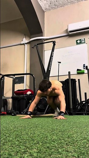 Handstand Clapping Push up😱 #calisthenics #motivation #pushpullworkout